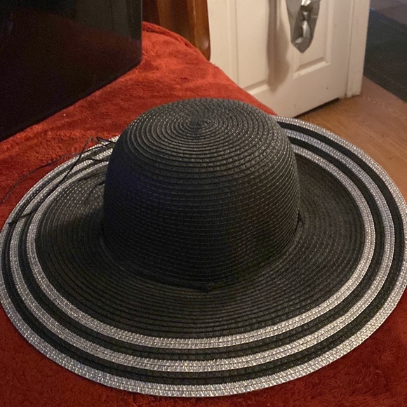 Wide brim black and gold hat  beautiful - Picture 2 of 8